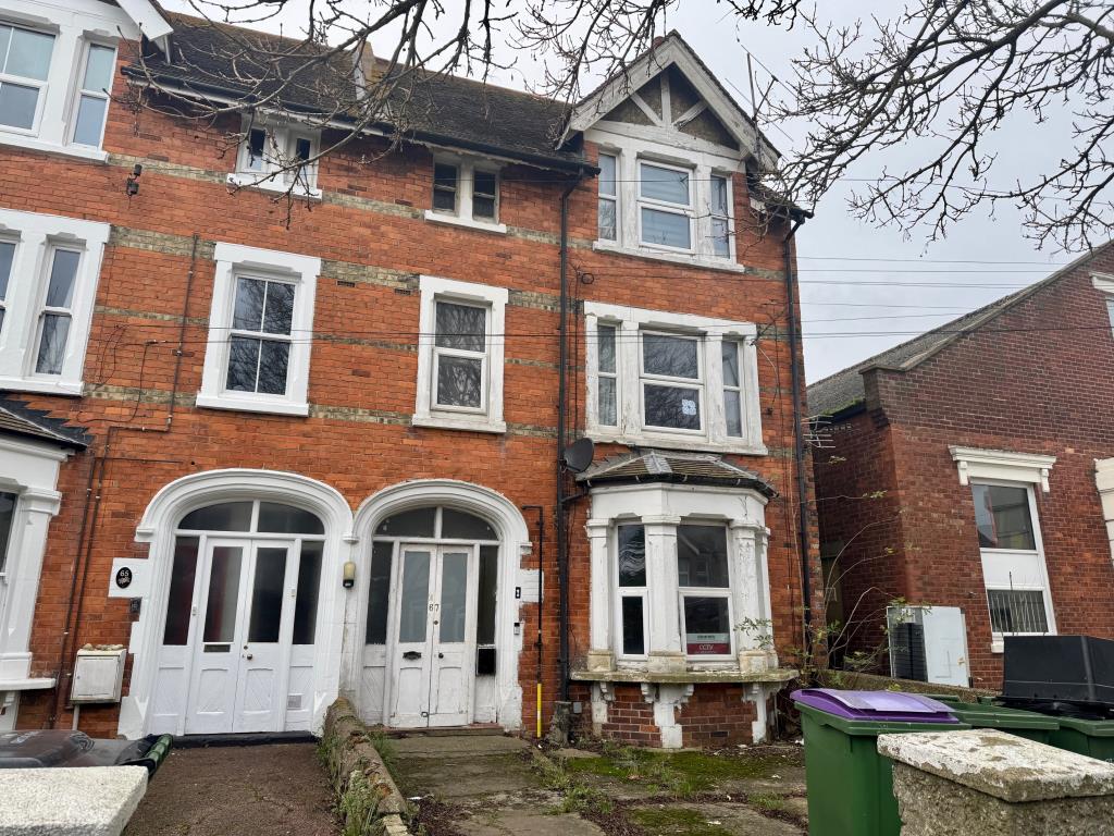 Lot: 107 - TWO-BEDROOM GARDEN FLAT FOR TOTAL REFUBISHMENT - Front of property